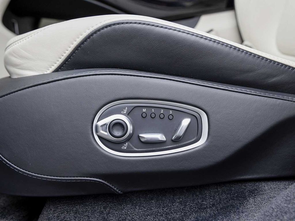 Aston Martin DBX 2021