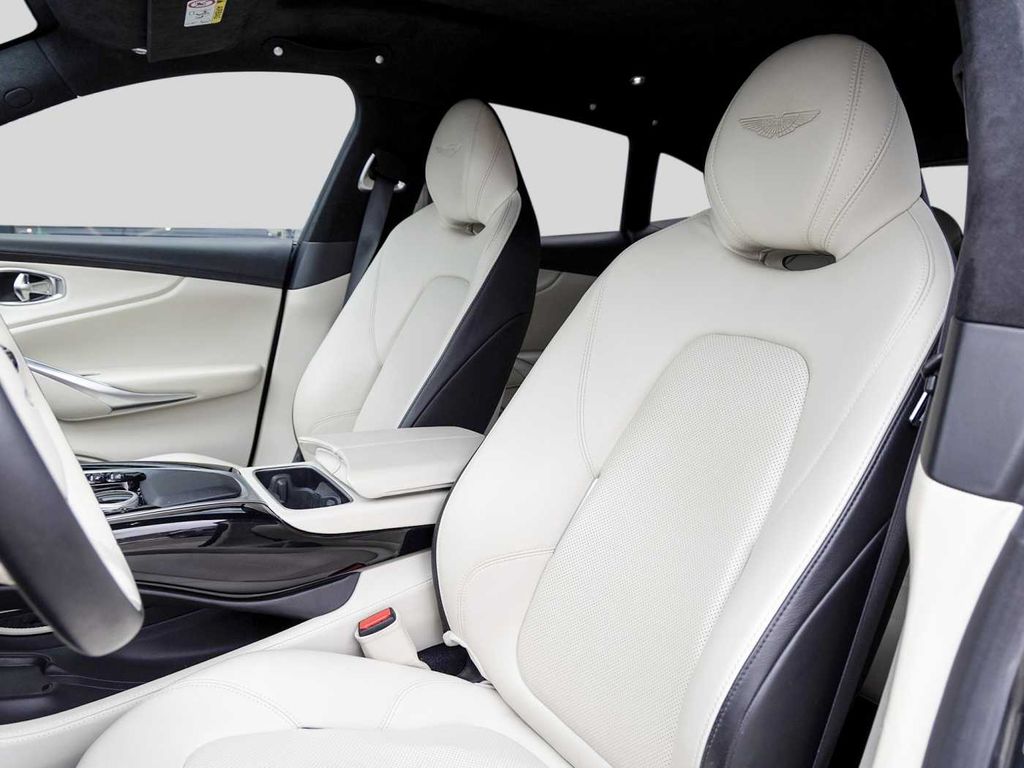 Aston Martin DBX 2021
