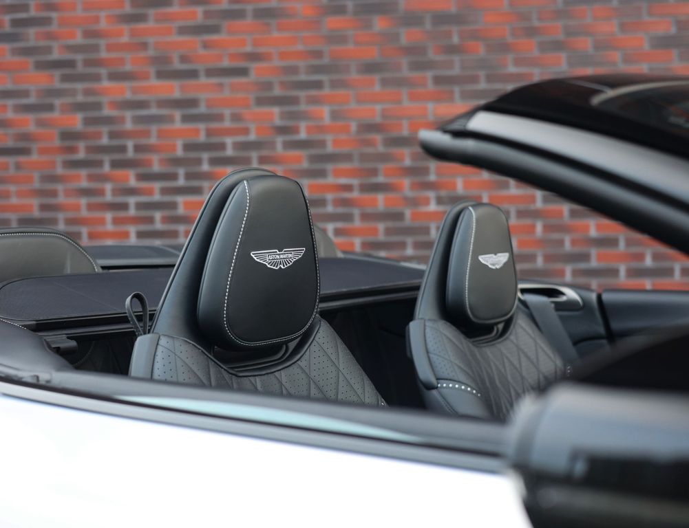 Aston Martin DB12 2024