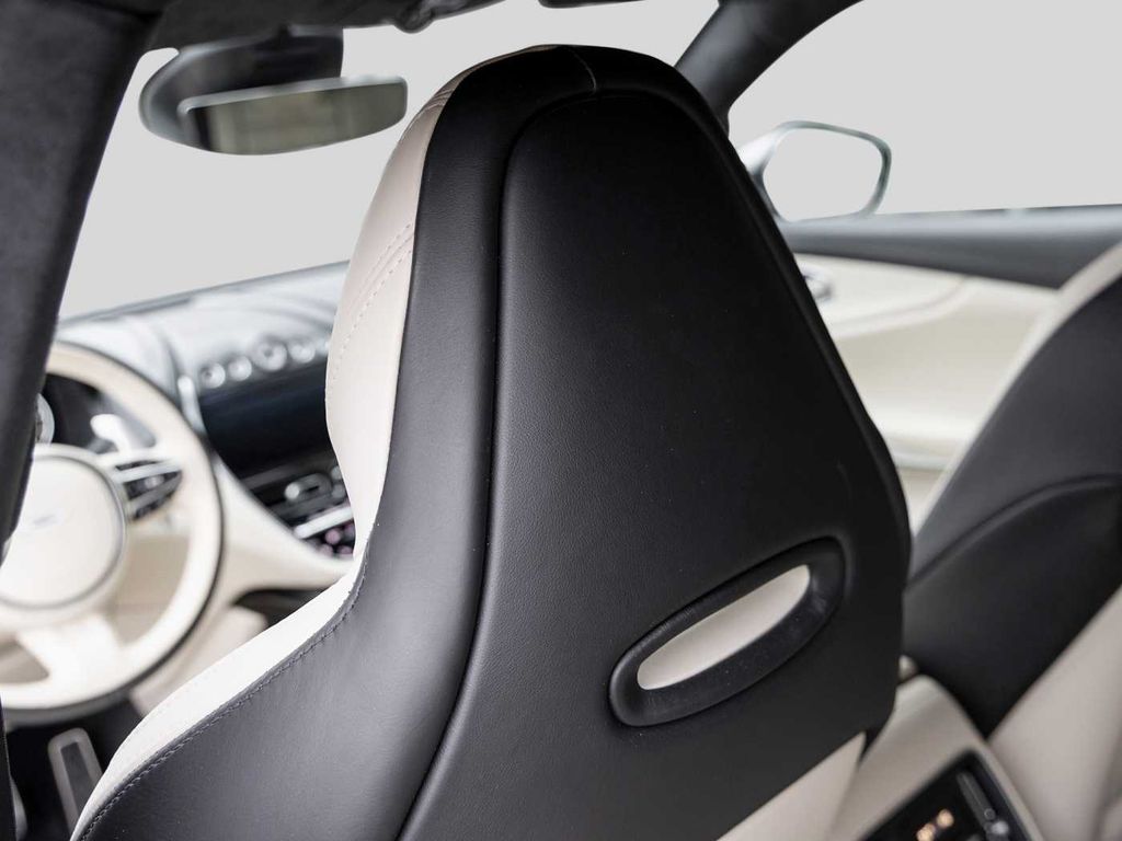 Aston Martin DBX 2021