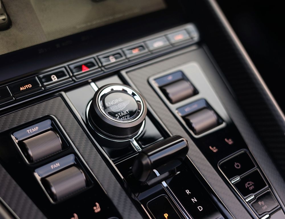 Aston Martin DB12 2024