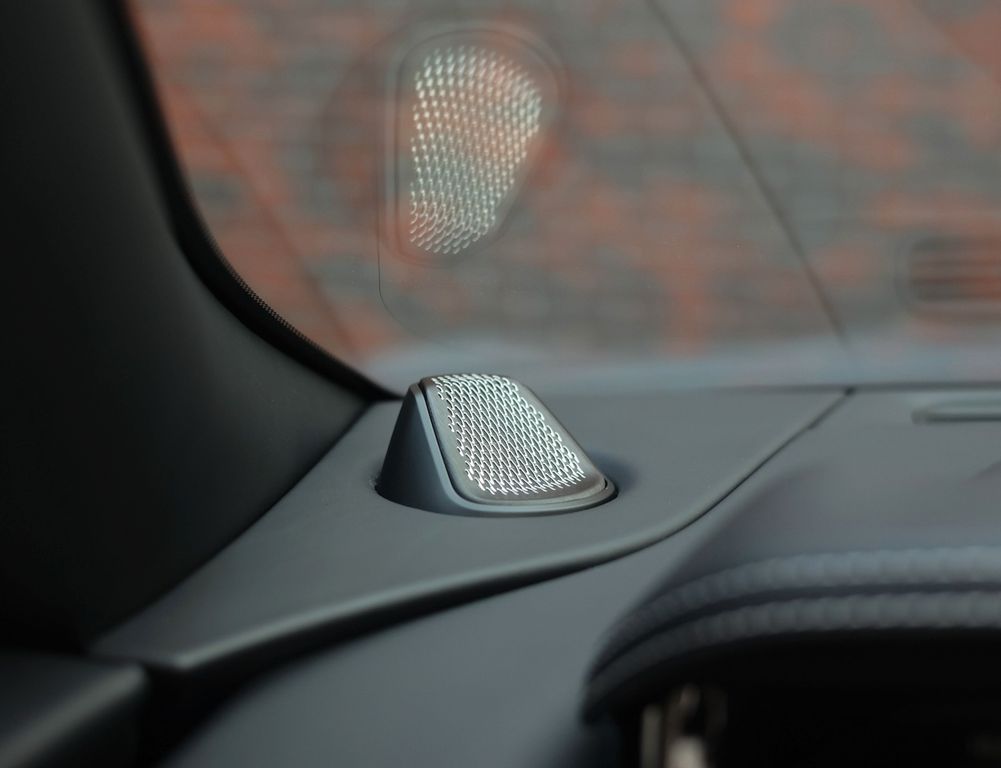 Aston Martin DB12 2024