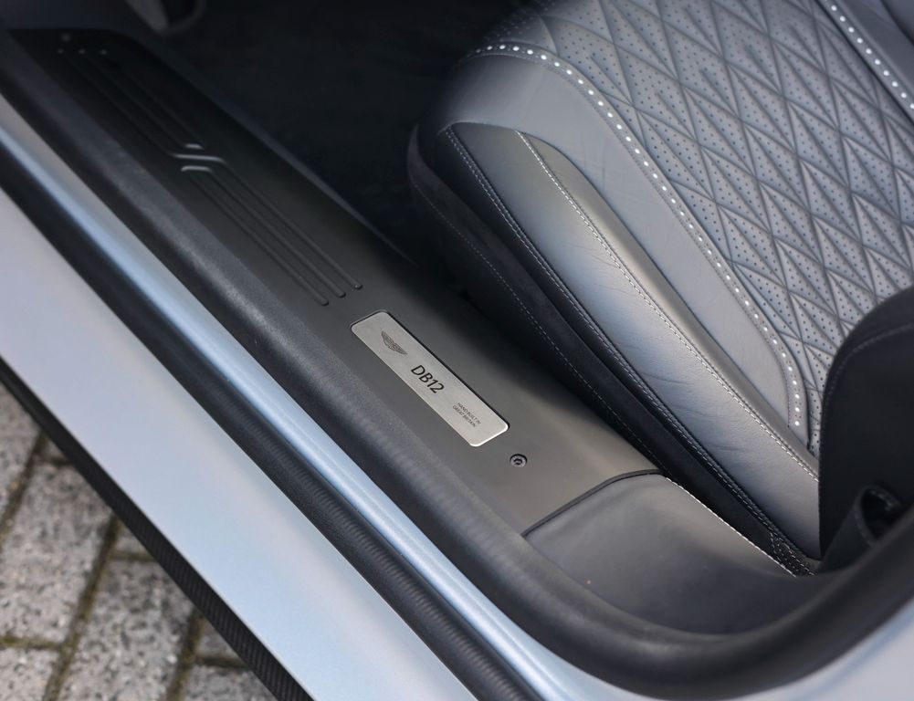 Aston Martin DB12 2024