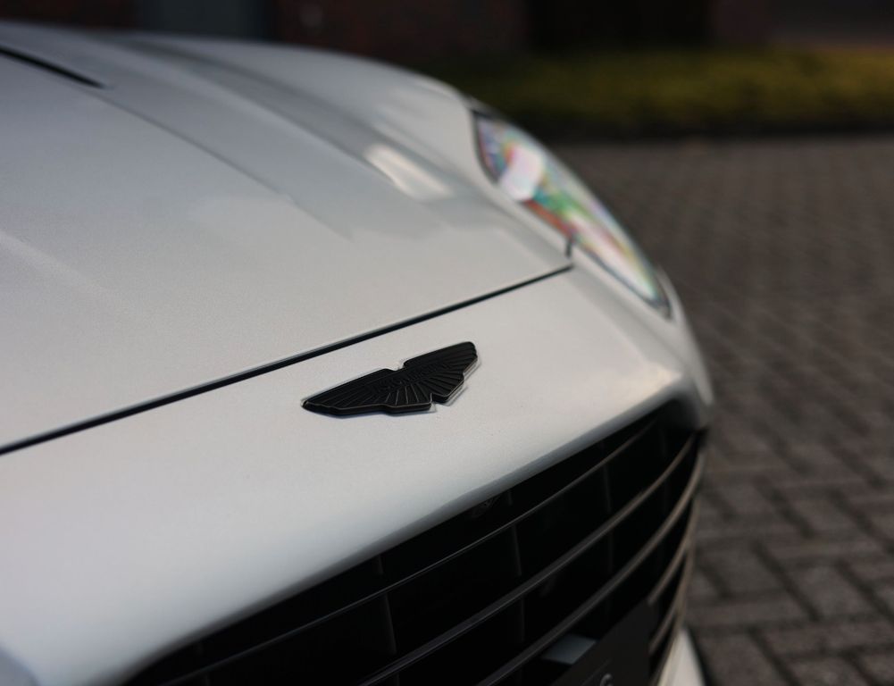 Aston Martin DB12 2024