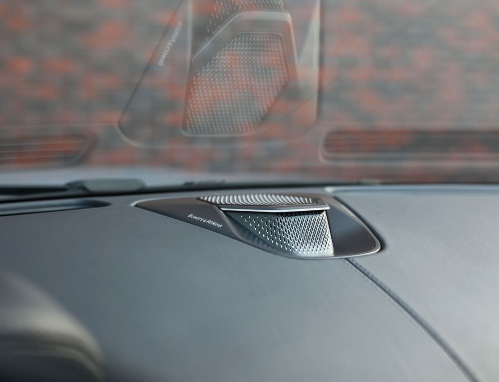 Aston Martin DB12 2024