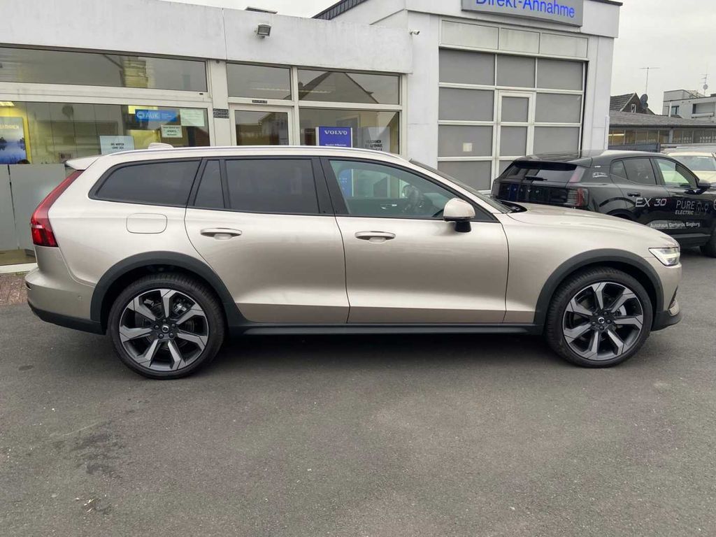 Volvo V60 Cross Country 2023