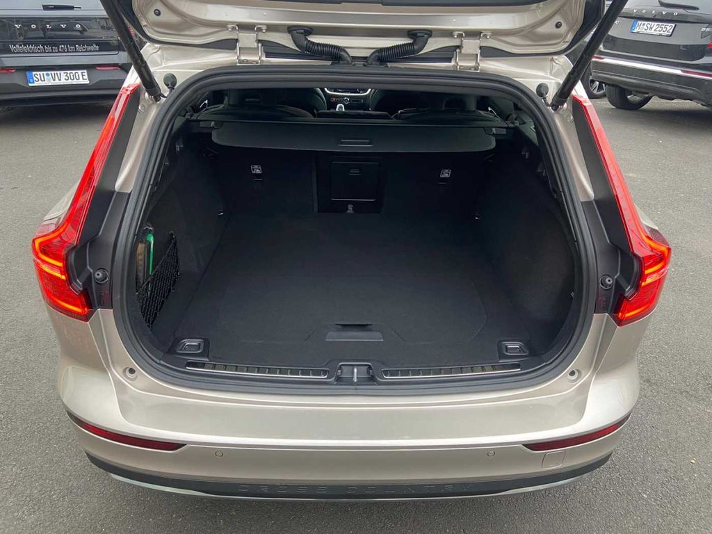 Volvo V60 Cross Country 2023