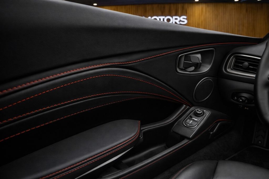 Aston Martin V8 Vantage 2019