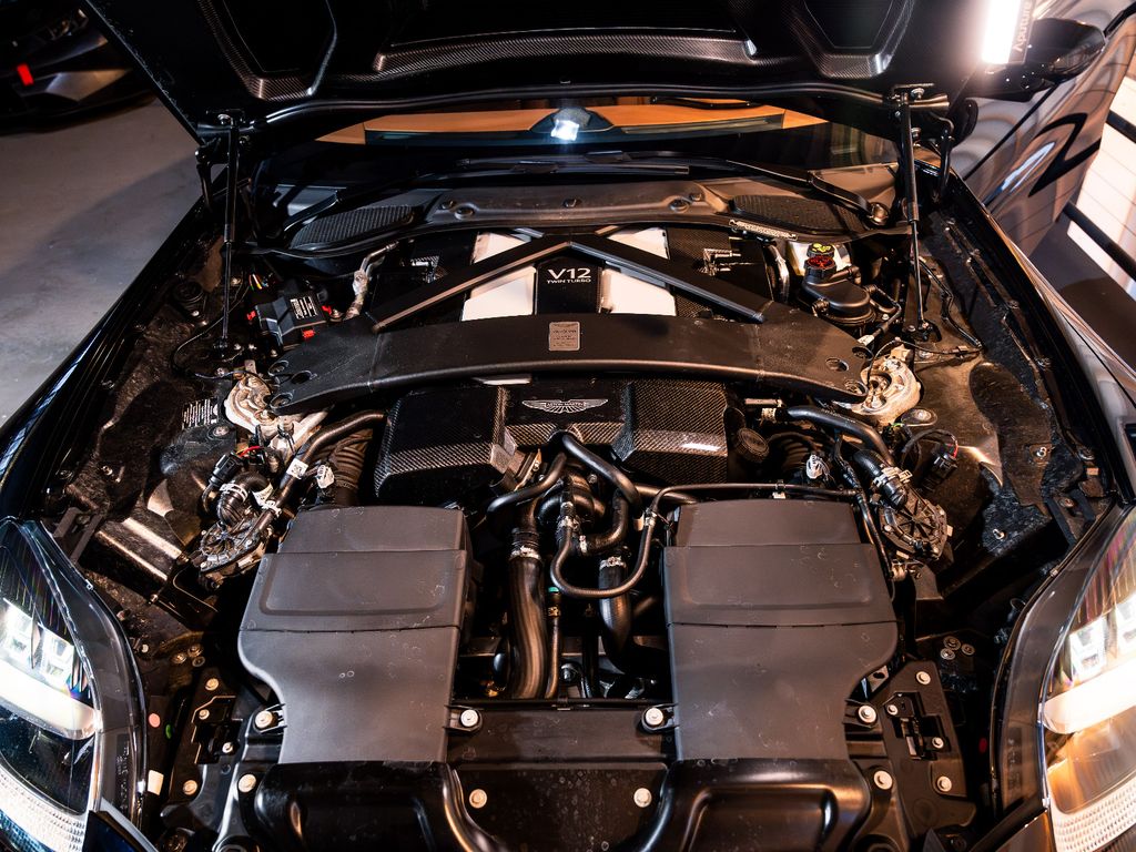 Aston Martin Vanquish 2025