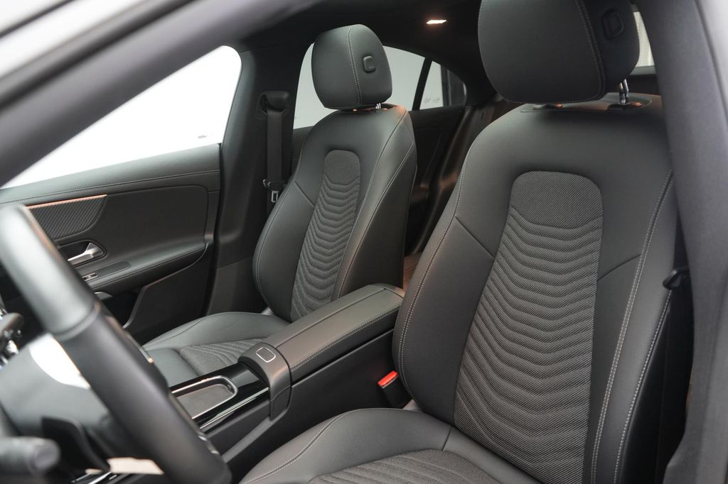 Mercedes-Benz CLA 200 2025