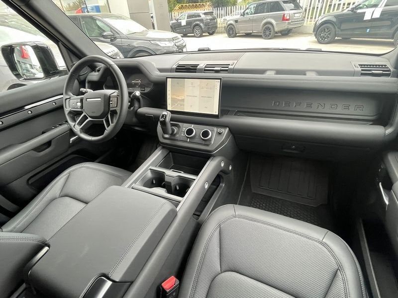 Land Rover Defender 2024