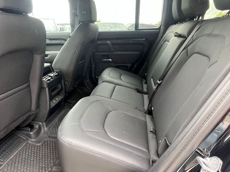 Land Rover Defender 2024