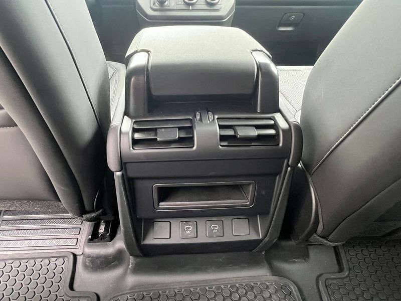 Land Rover Defender 2024