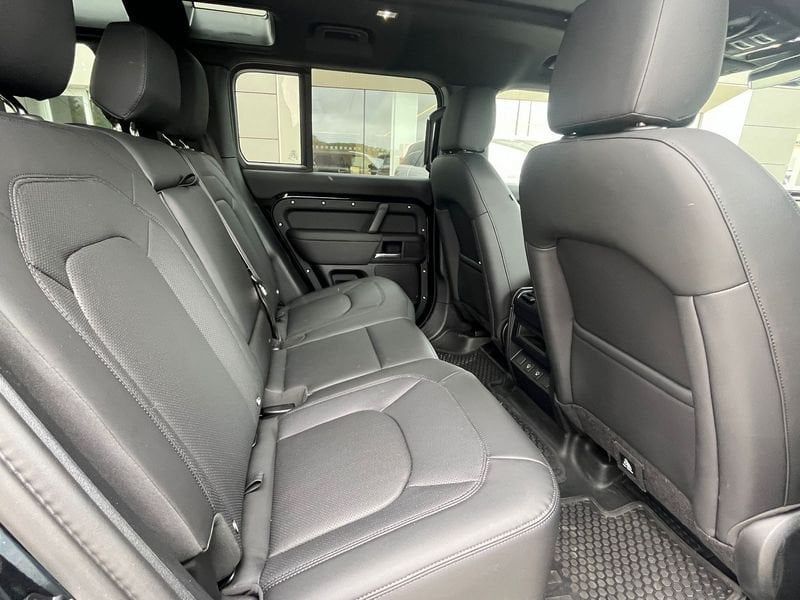 Land Rover Defender 2024