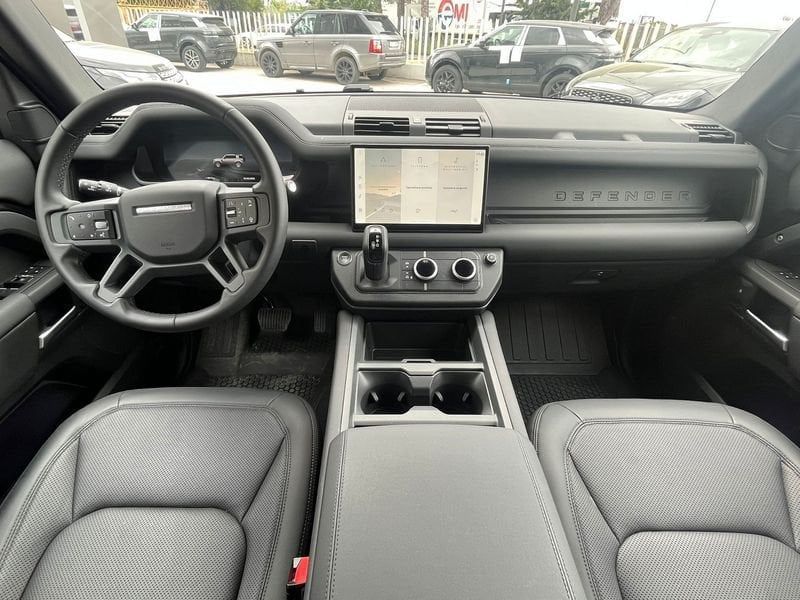 Land Rover Defender 2024