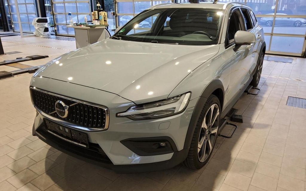 Volvo V60 Cross Country 2023
