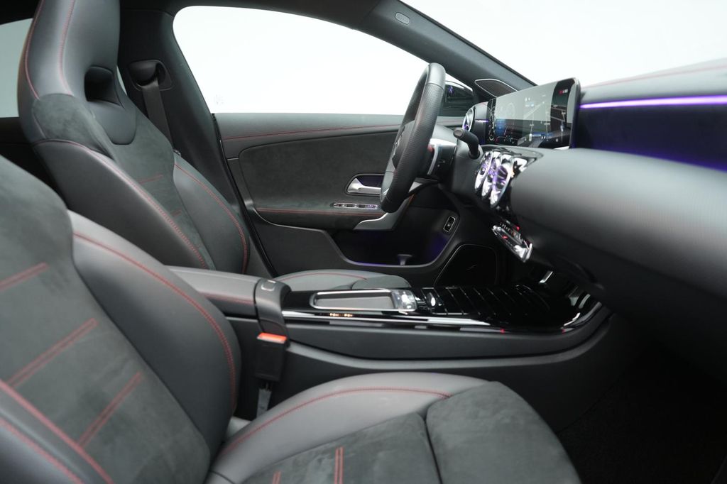 Mercedes-Benz CLA 200 2025