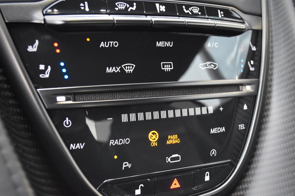 Aston Martin DBS 2023