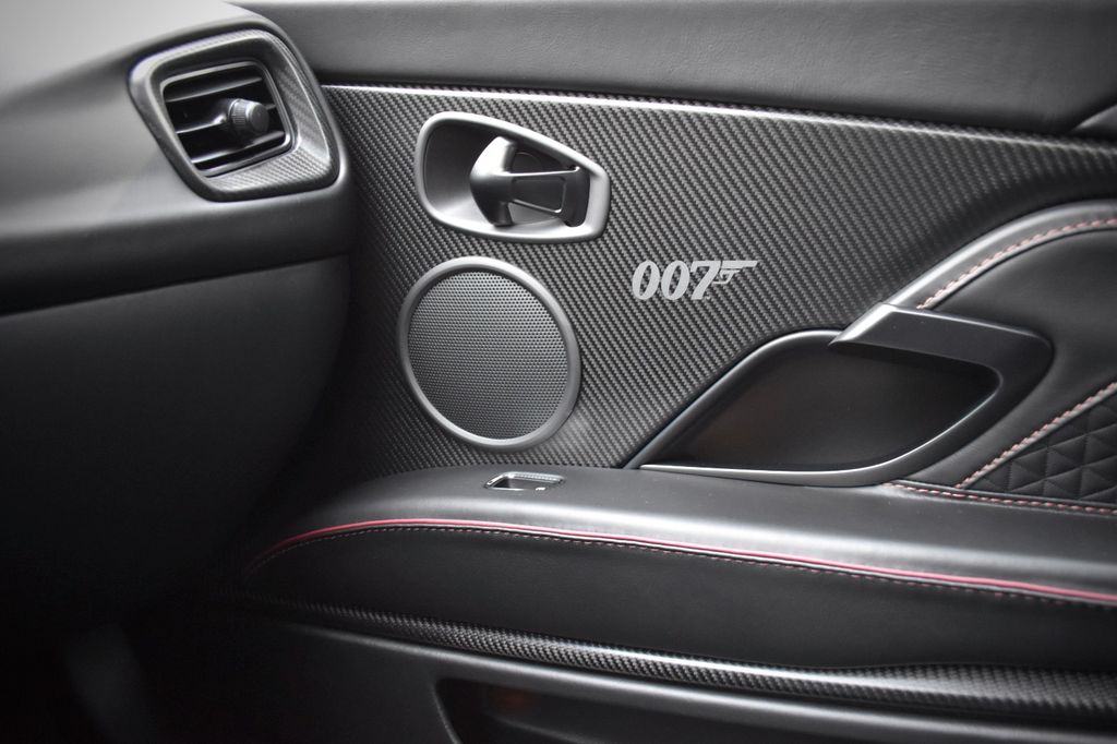 Aston Martin DBS 2023