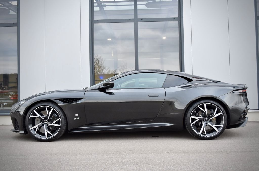 Aston Martin DBS 2023
