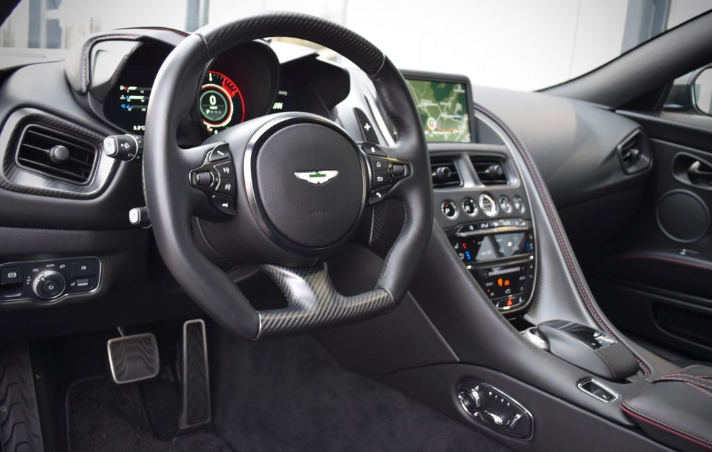 Aston Martin DBS 2023