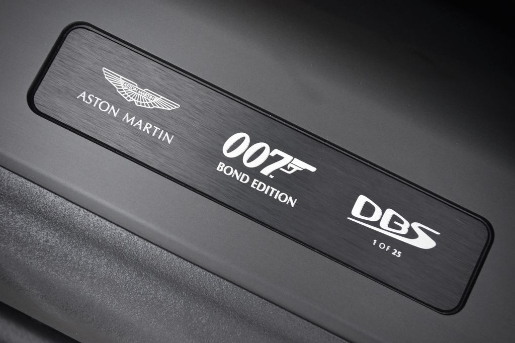 Aston Martin DBS 2023