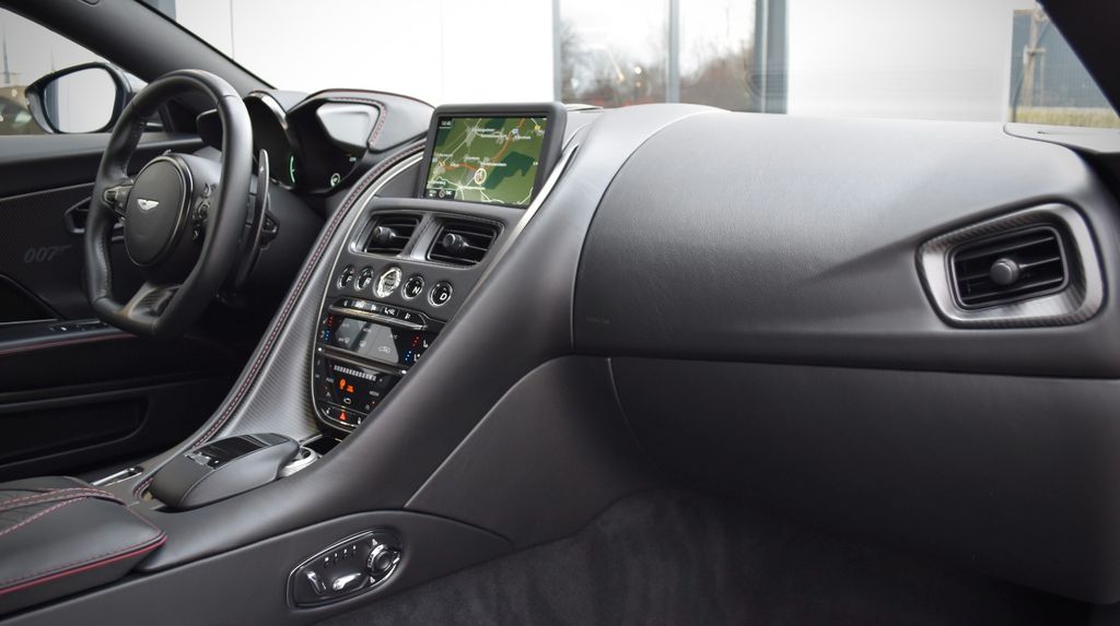 Aston Martin DBS 2023