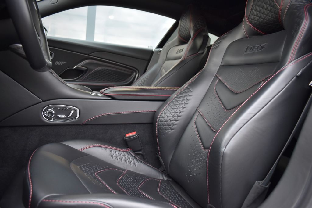 Aston Martin DBS 2023