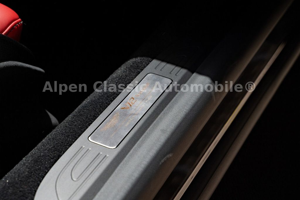 Aston Martin V12 Vantage 2022