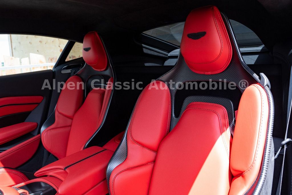 Aston Martin V12 Vantage 2022