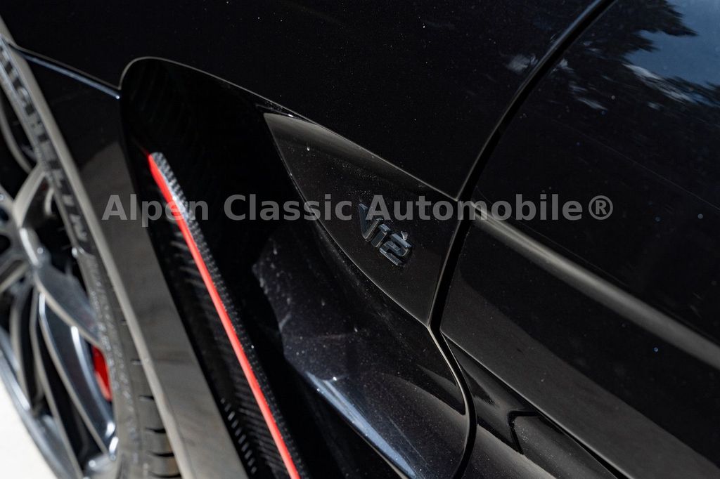 Aston Martin V12 Vantage 2022