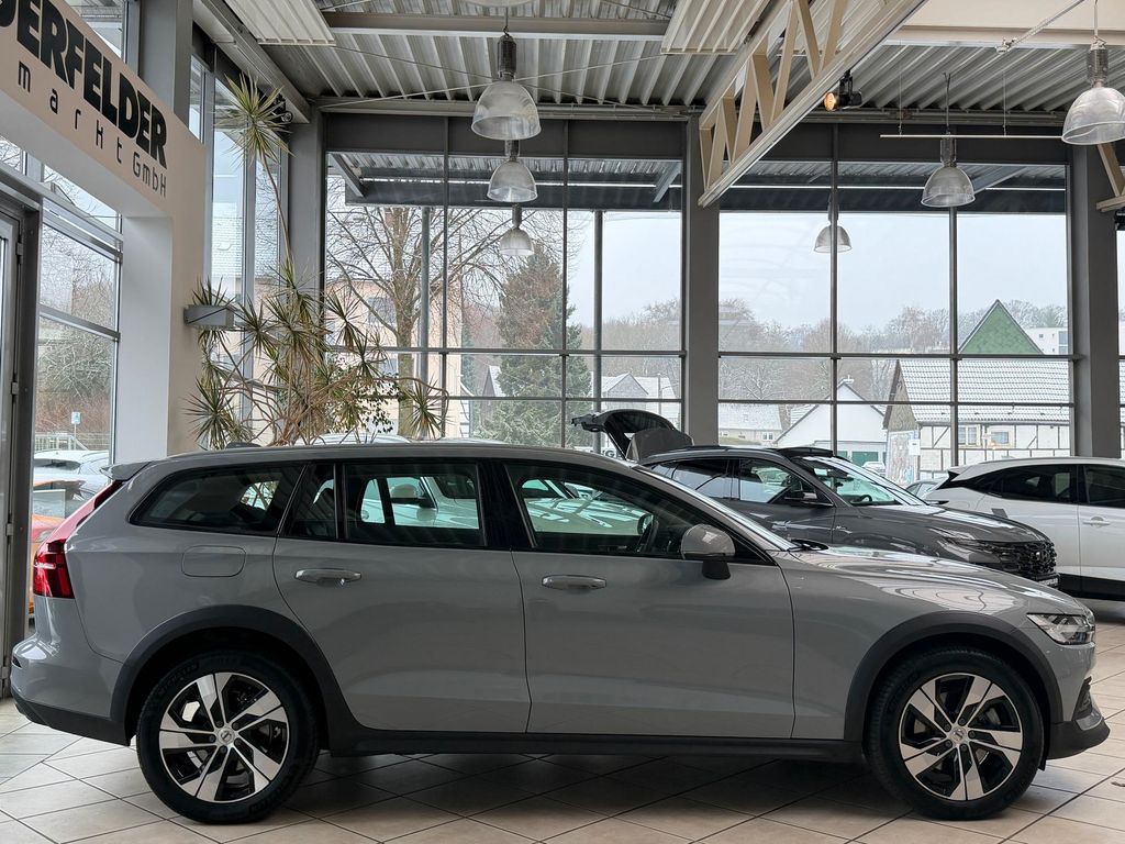 Volvo V60 Cross Country 2023