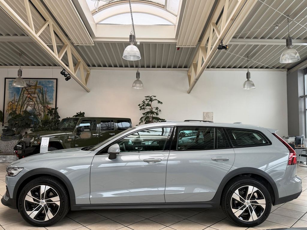 Volvo V60 Cross Country 2023