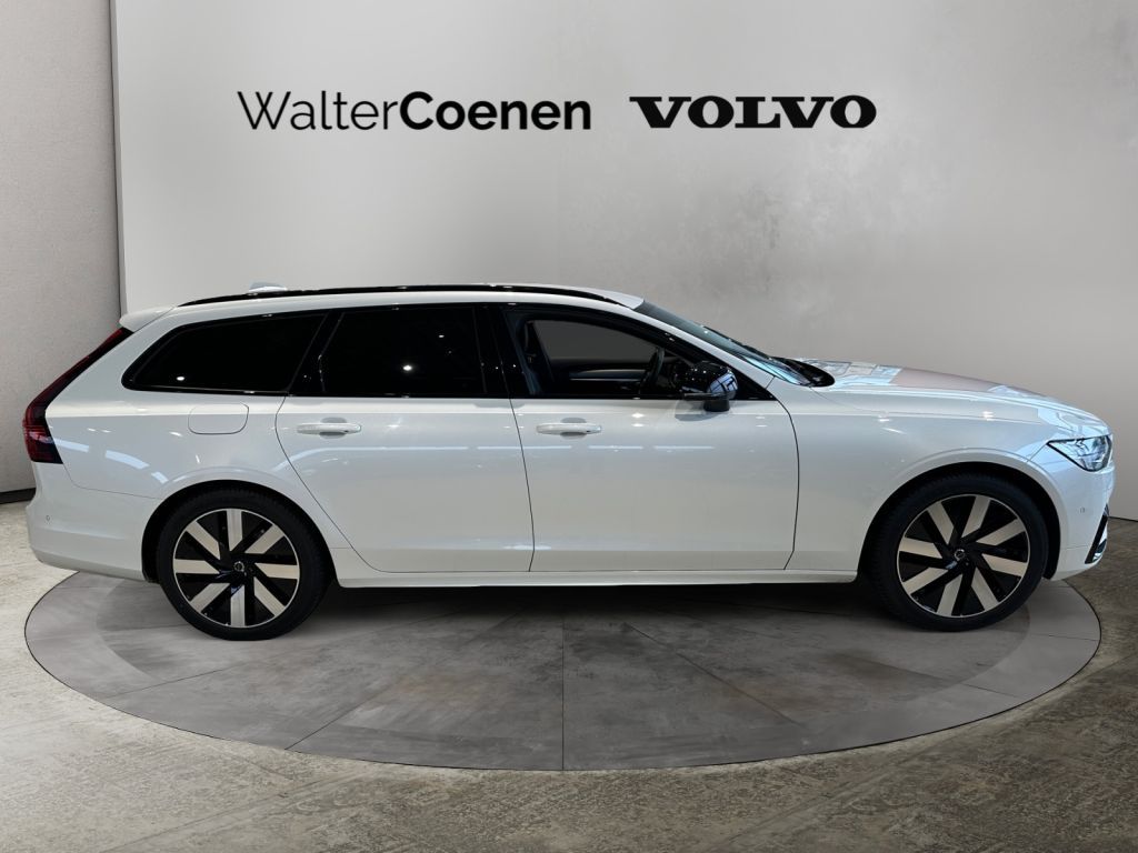 Volvo V90 2025