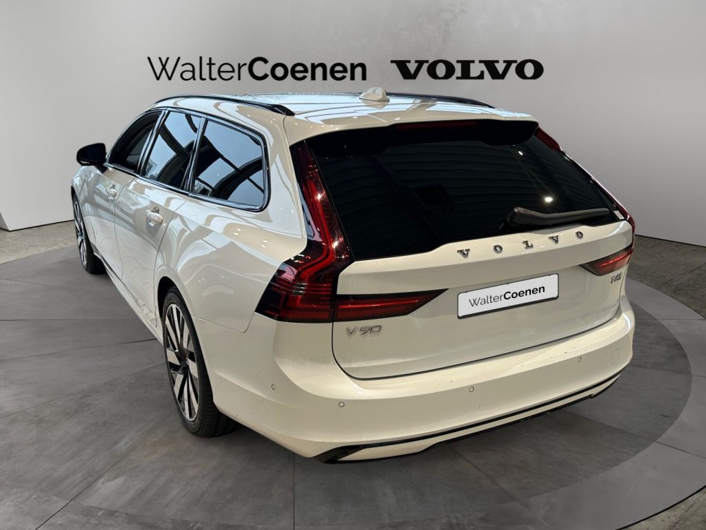 Volvo V90 2025