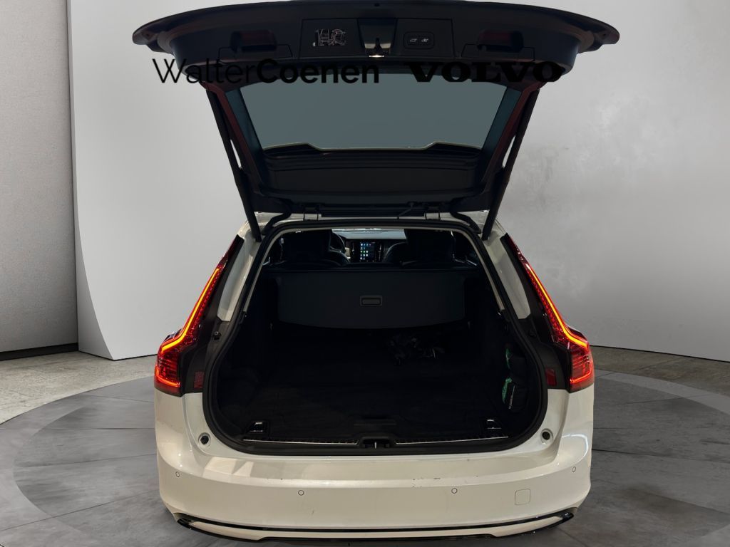 Volvo V90 2025
