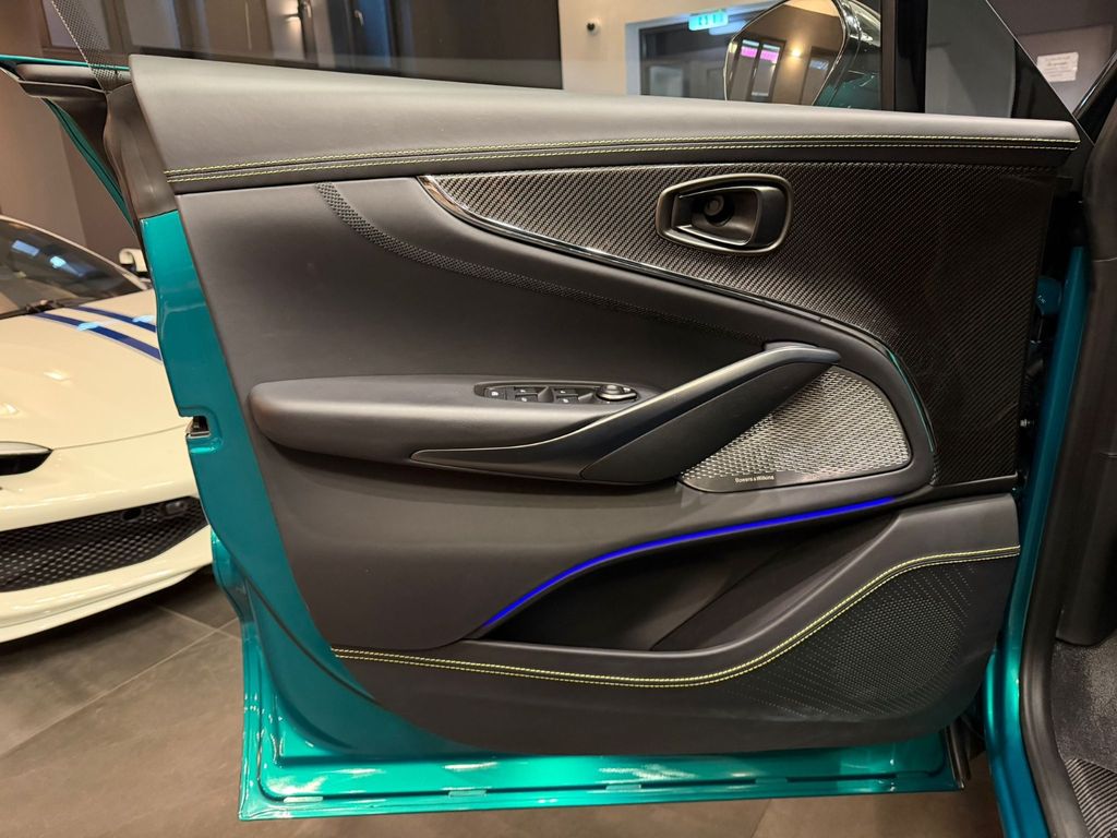 Aston Martin DBX 2025