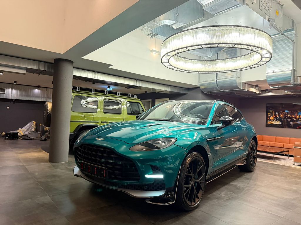 Aston Martin DBX 2025