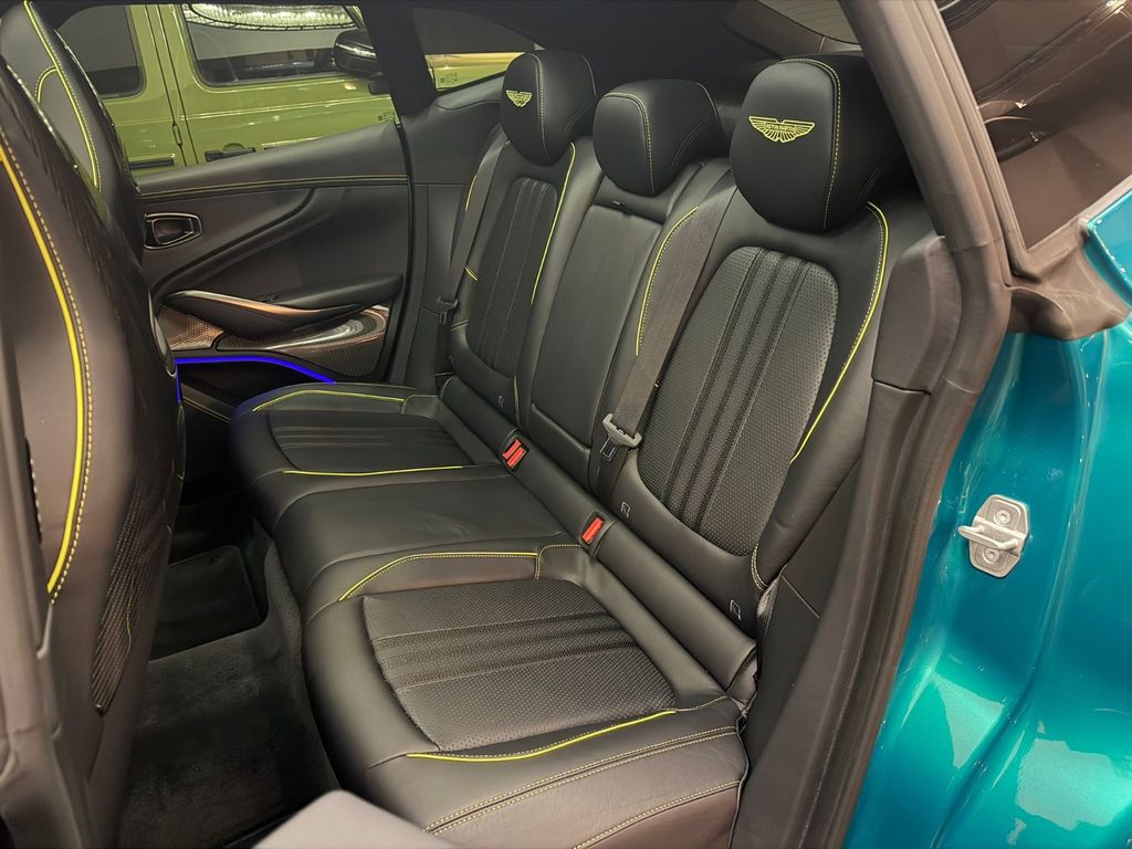 Aston Martin DBX 2025