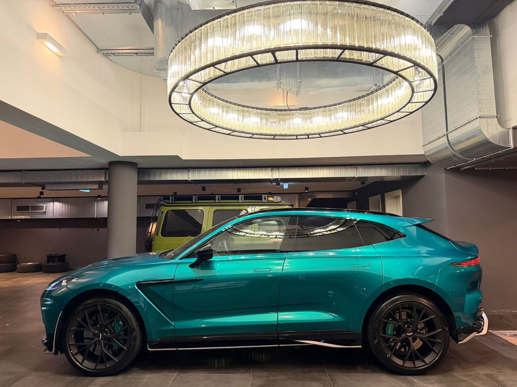 Aston Martin DBX 2025