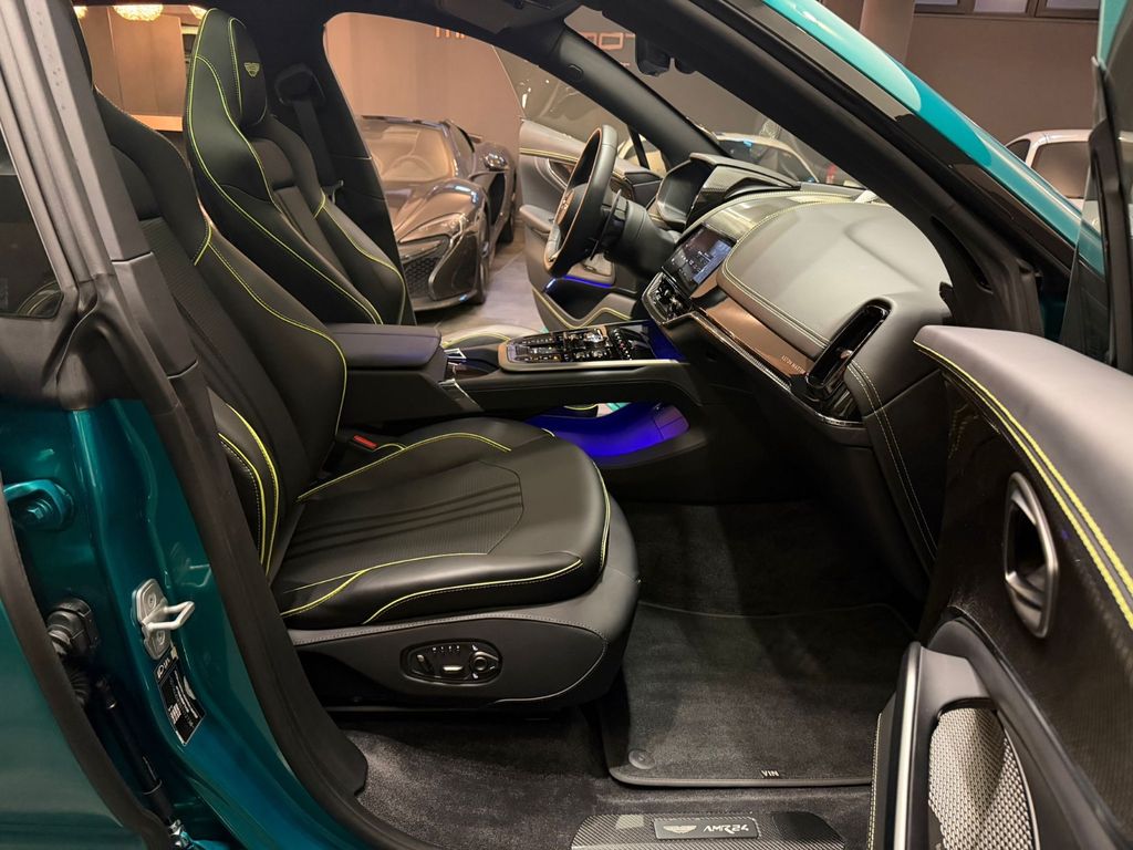 Aston Martin DBX 2025