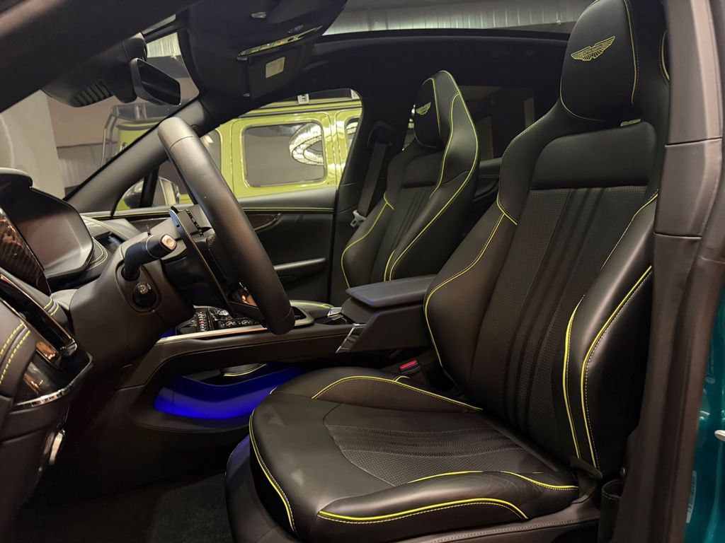 Aston Martin DBX 2025