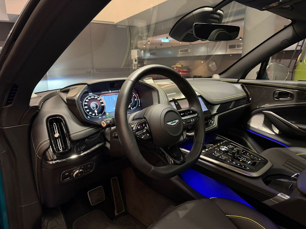 Aston Martin DBX 2025