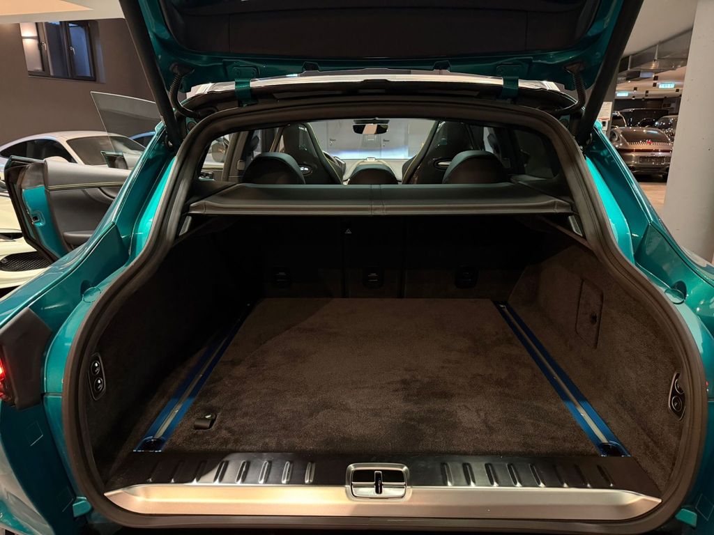 Aston Martin DBX 2025