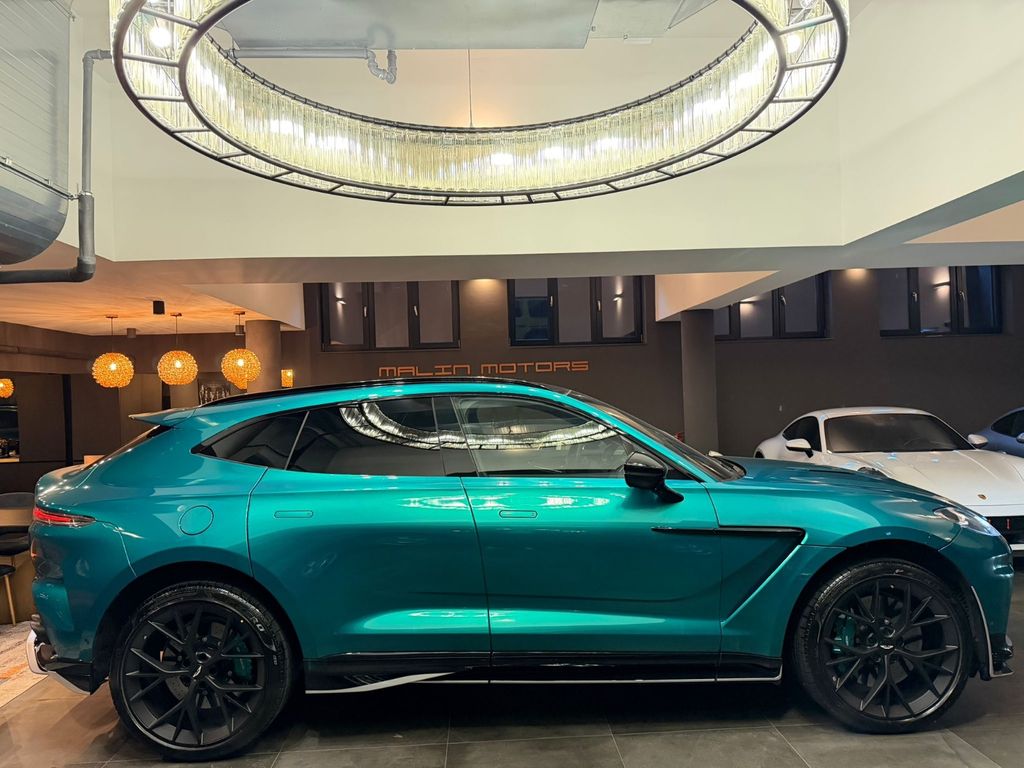 Aston Martin DBX 2025