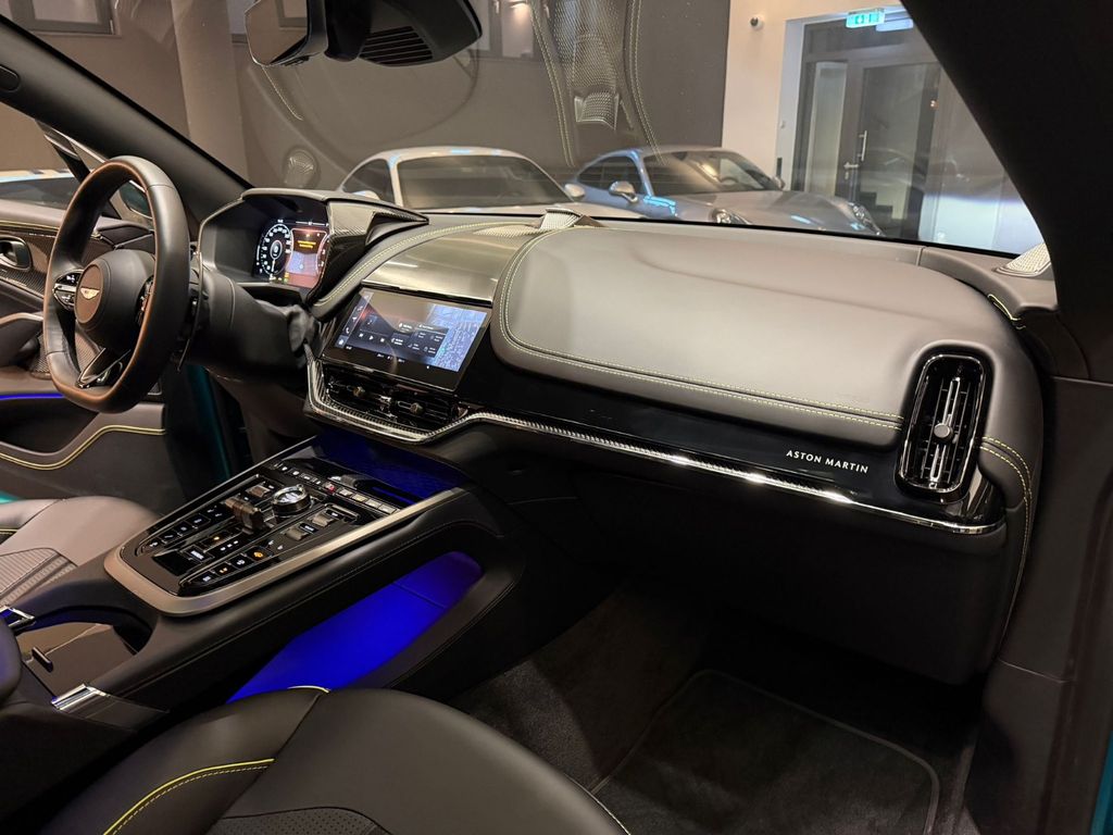 Aston Martin DBX 2025