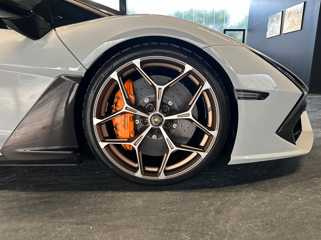 Lamborghini Revuelto