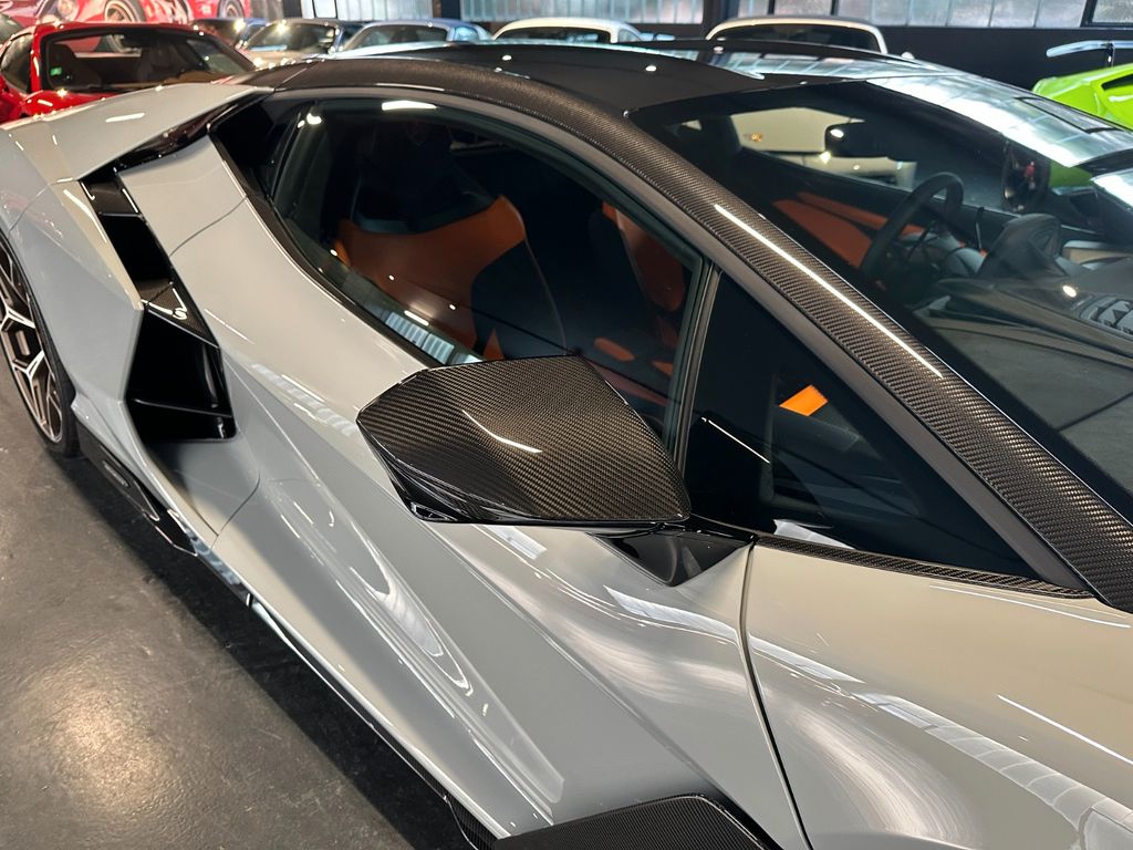 Lamborghini Revuelto