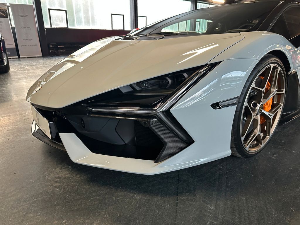 Lamborghini Revuelto