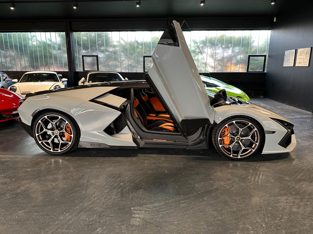 Lamborghini Revuelto